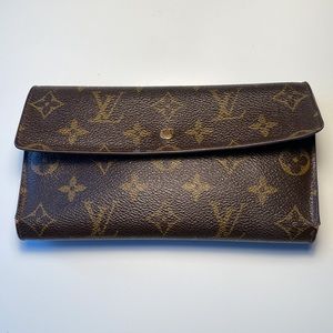 Authentic Louis Vuitton Sarah Bifold Wallet.